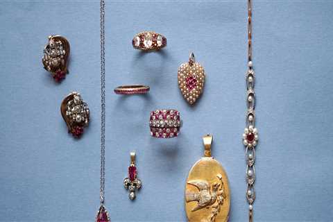 Exploring the World of Pre-Owned Jewelry: Finding Vintage and Antique Pieces